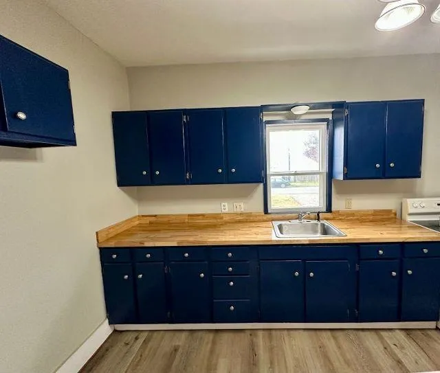 Newton, Kansas 67114, United States, 3 Bedrooms Bedrooms, ,2 BathroomsBathrooms,Residential,Active,228028