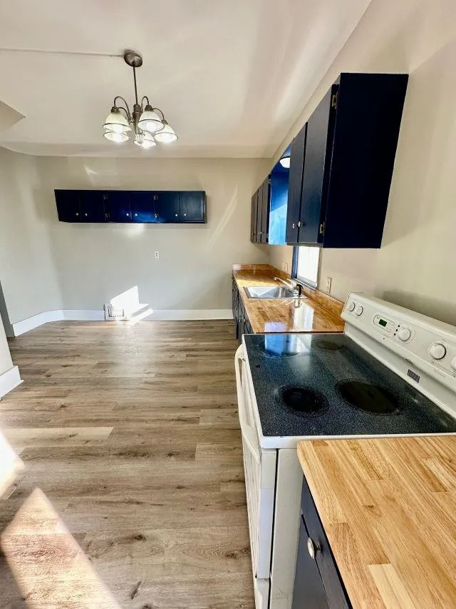 Newton, Kansas 67114, United States, 3 Bedrooms Bedrooms, ,2 BathroomsBathrooms,Residential,Active,228028