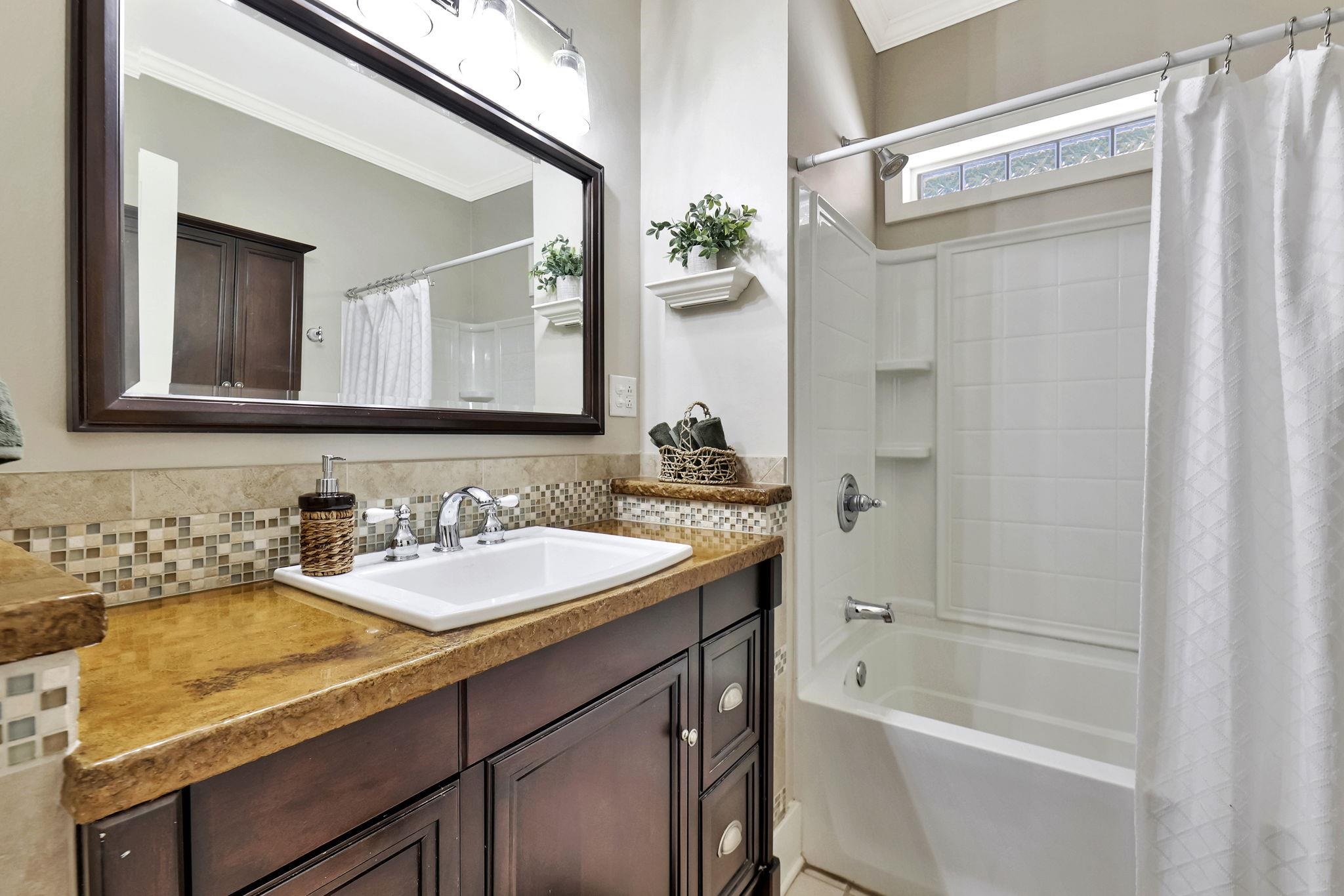 Wichita, Kansas 67203, United States, 2 Bedrooms Bedrooms, ,1 BathroomBathrooms,Residential,Pending,62352