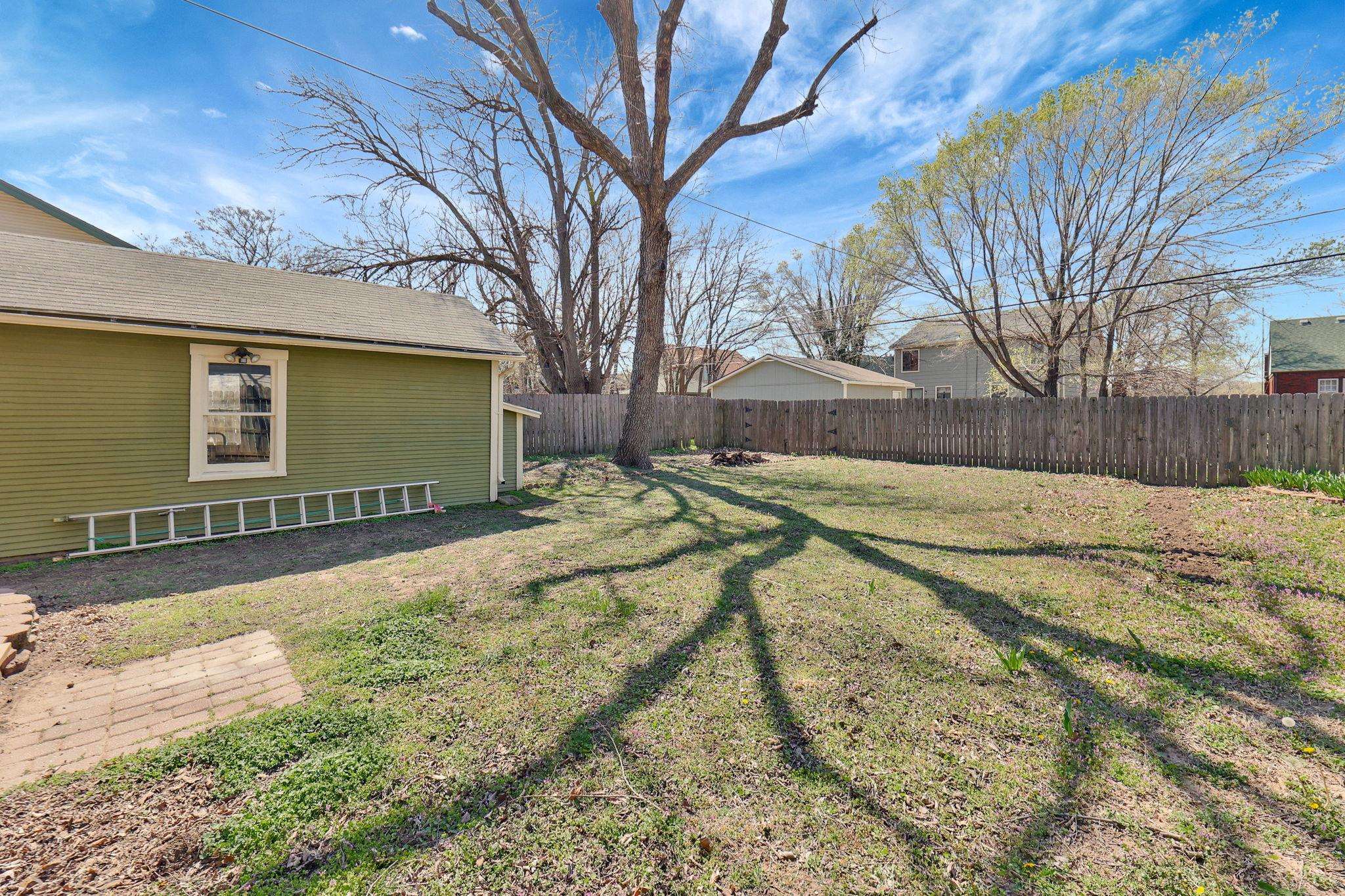 Wichita, Kansas 67203, United States, 2 Bedrooms Bedrooms, ,1 BathroomBathrooms,Residential,Pending,62352