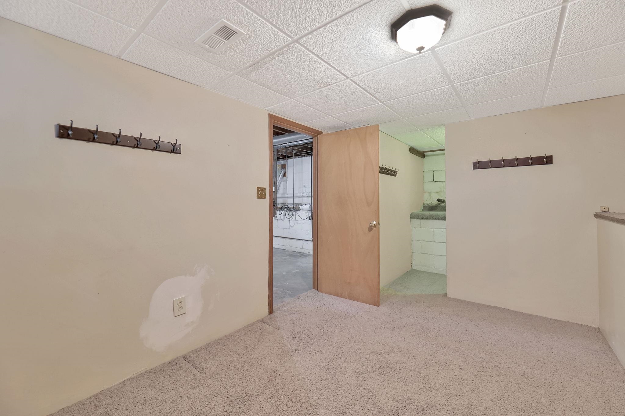 Wichita, Kansas 67203, United States, 2 Bedrooms Bedrooms, ,1 BathroomBathrooms,Residential,Pending,62352