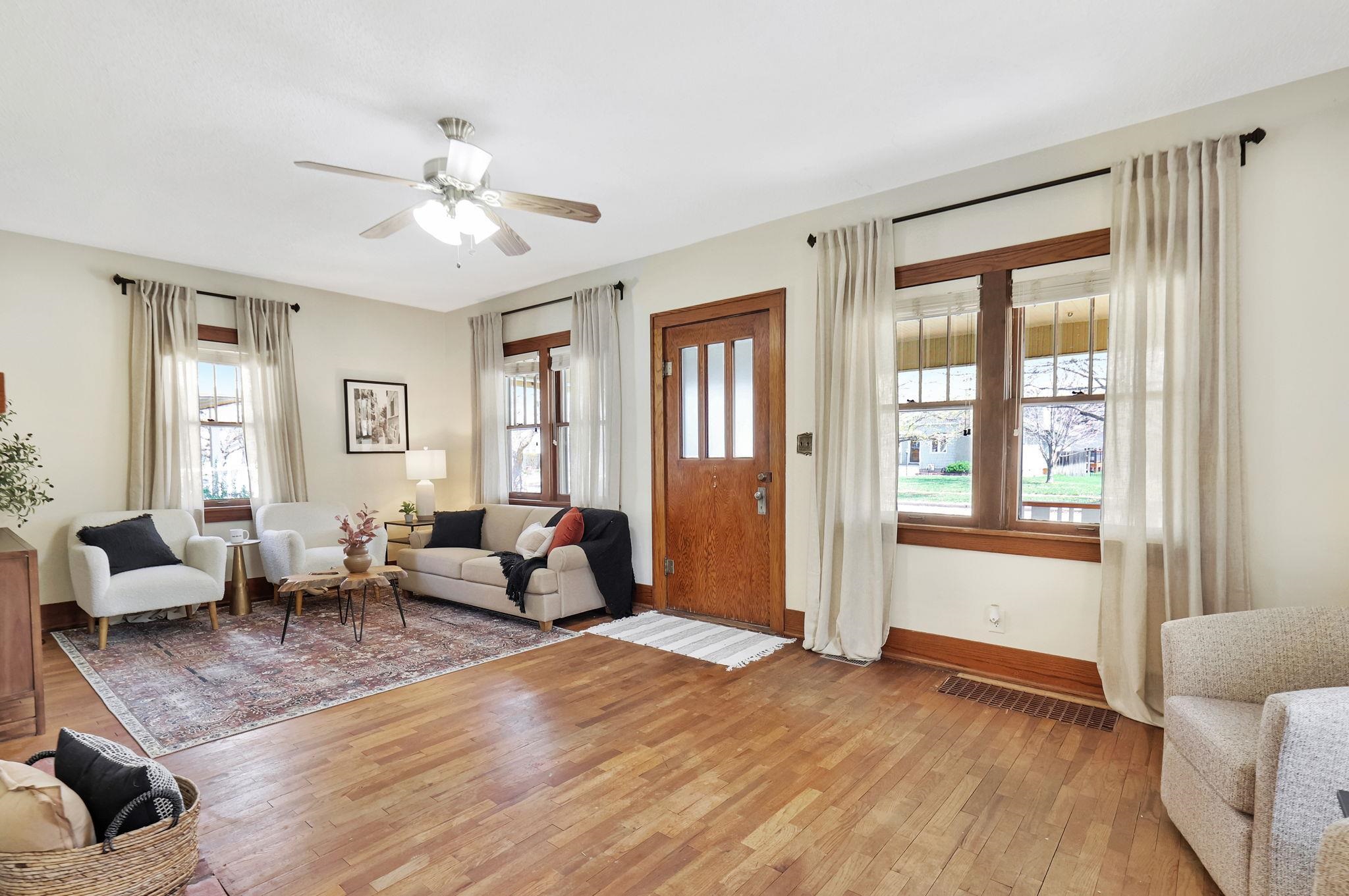 Wichita, Kansas 67203, United States, 2 Bedrooms Bedrooms, ,1 BathroomBathrooms,Residential,Pending,62352