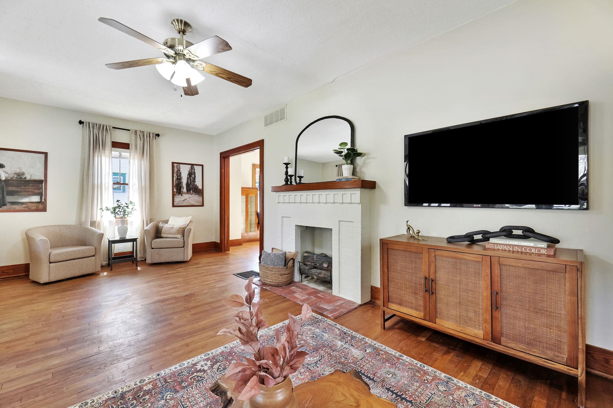 Wichita, Kansas 67203, United States, 2 Bedrooms Bedrooms, ,1 BathroomBathrooms,Residential,Pending,62352