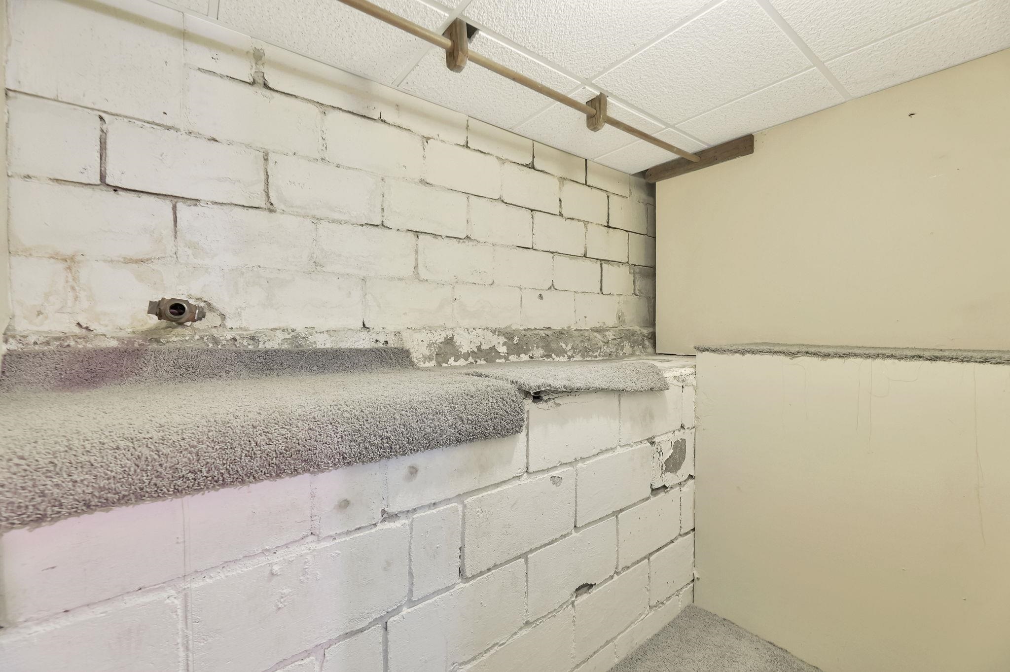 Wichita, Kansas 67203, United States, 2 Bedrooms Bedrooms, ,1 BathroomBathrooms,Residential,Pending,62352