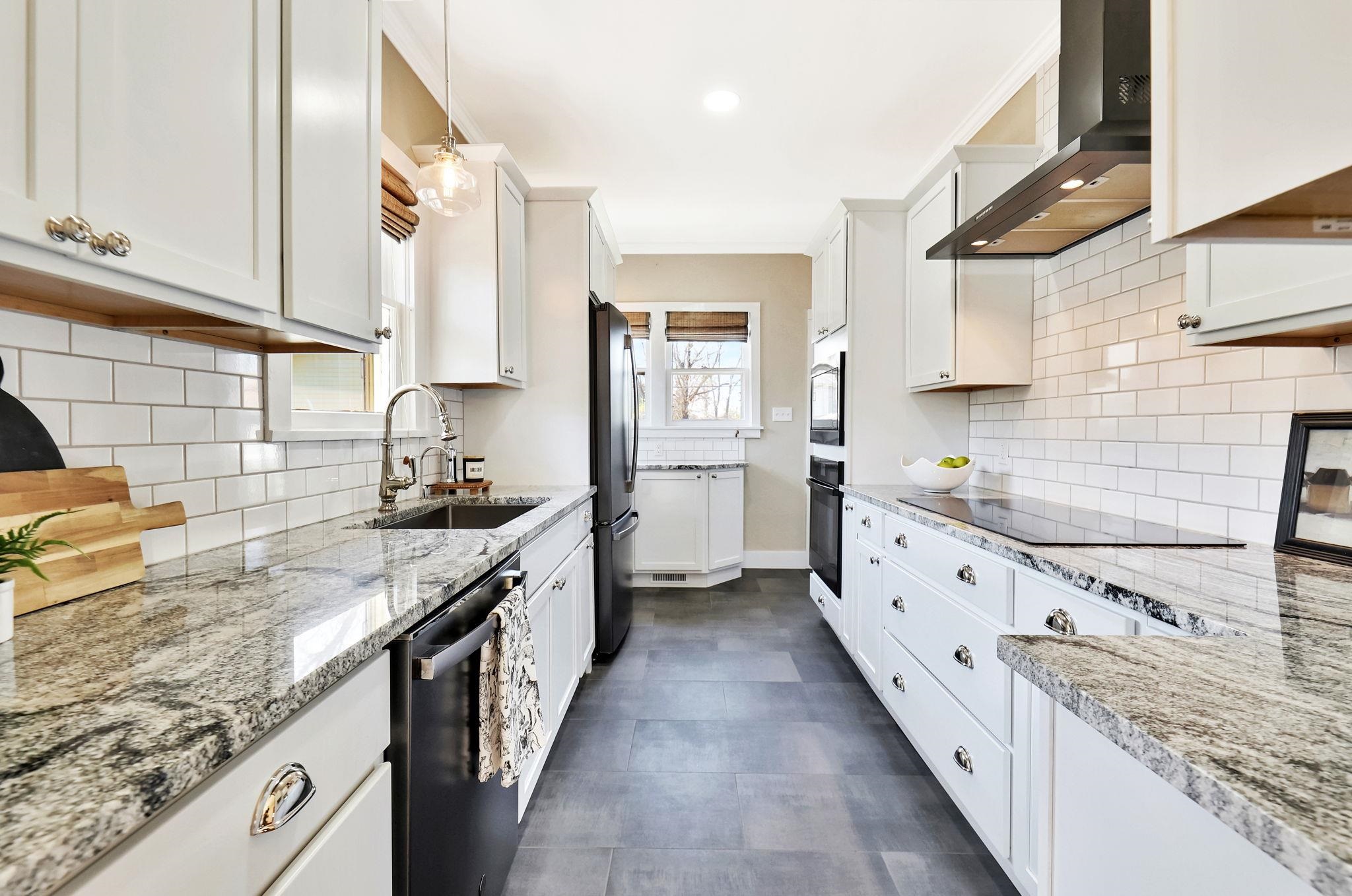 Wichita, Kansas 67203, United States, 2 Bedrooms Bedrooms, ,1 BathroomBathrooms,Residential,Pending,62352