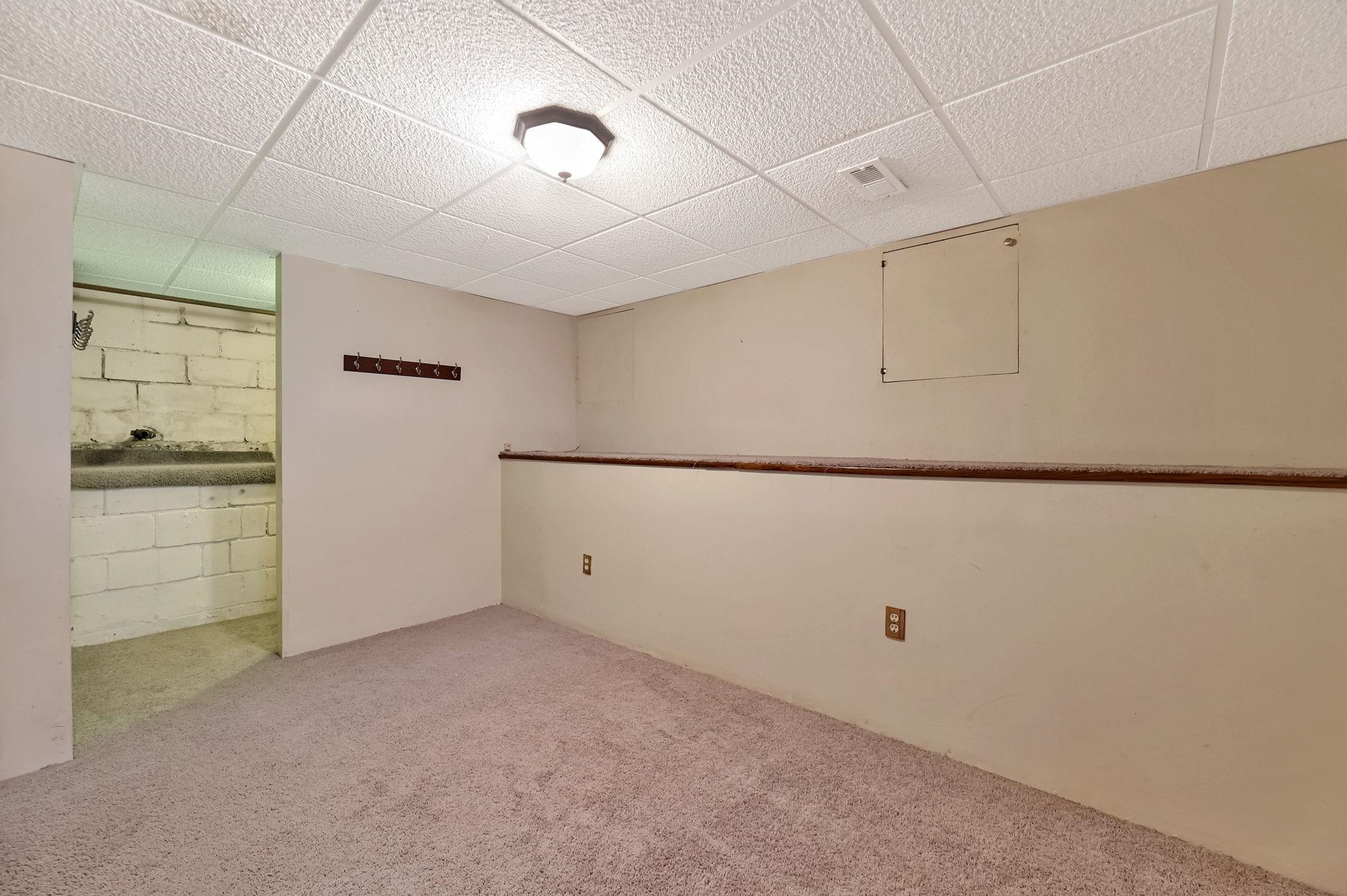 Wichita, Kansas 67203, United States, 2 Bedrooms Bedrooms, ,1 BathroomBathrooms,Residential,Pending,62352