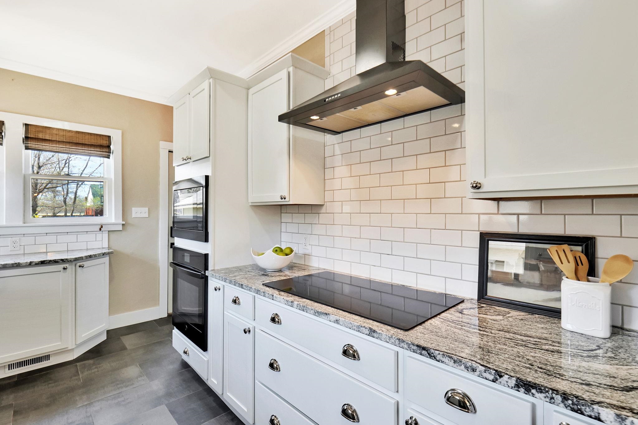 Wichita, Kansas 67203, United States, 2 Bedrooms Bedrooms, ,1 BathroomBathrooms,Residential,Pending,62352