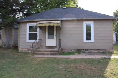 Homes For Sale - 214 N Iowa St<br/> Winfield, KS 67156