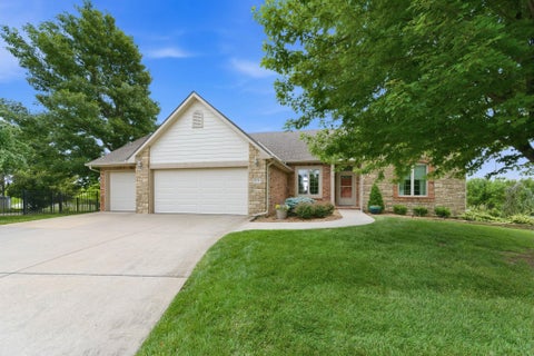 Homes For Sale - 2228 N Sawgrass<br/> Derby, KS 67037