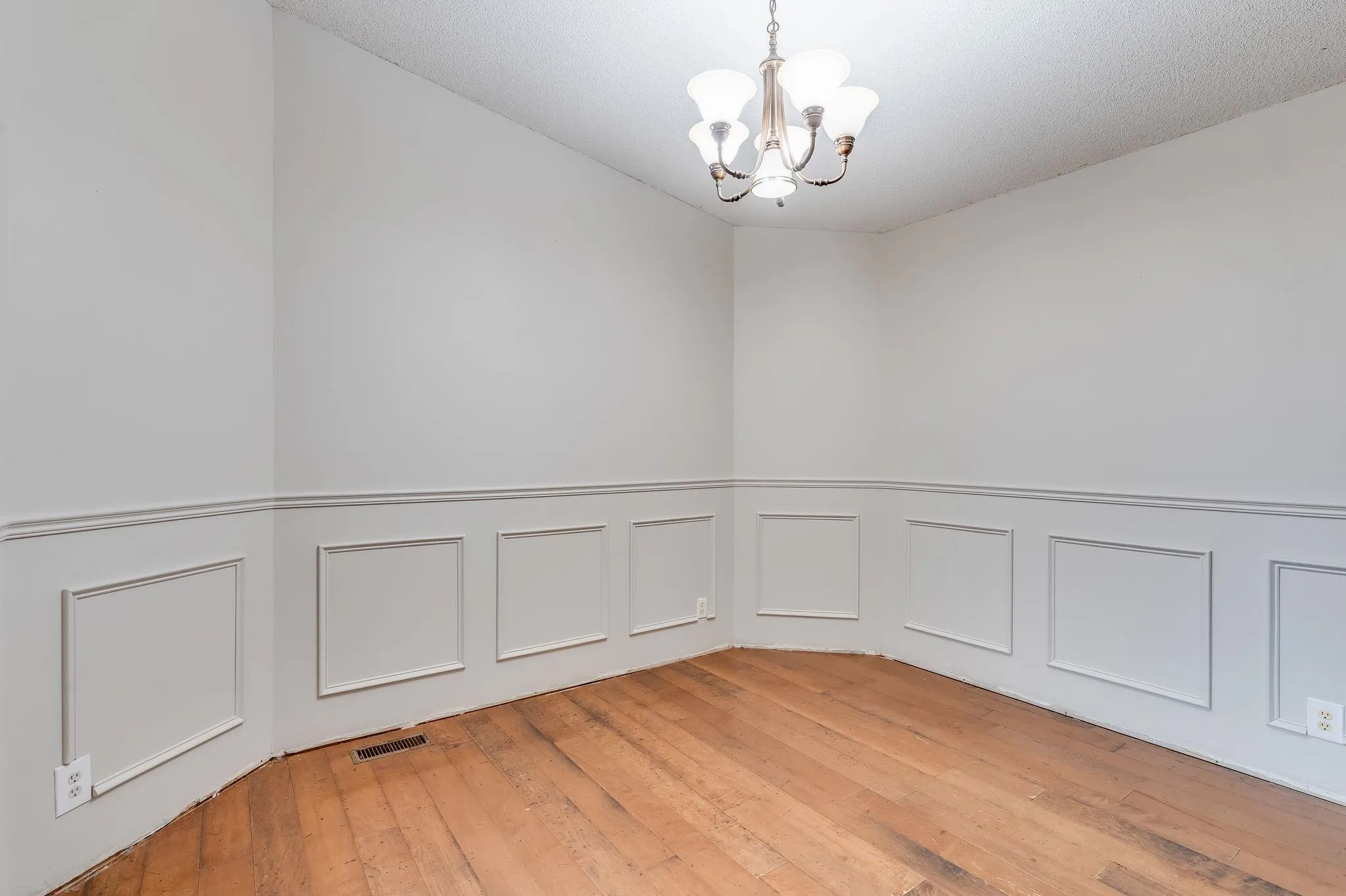 Wichita, Kansas 67209, United States, 4 Bedrooms Bedrooms, ,2 BathroomsBathrooms,Residential,Active,233934