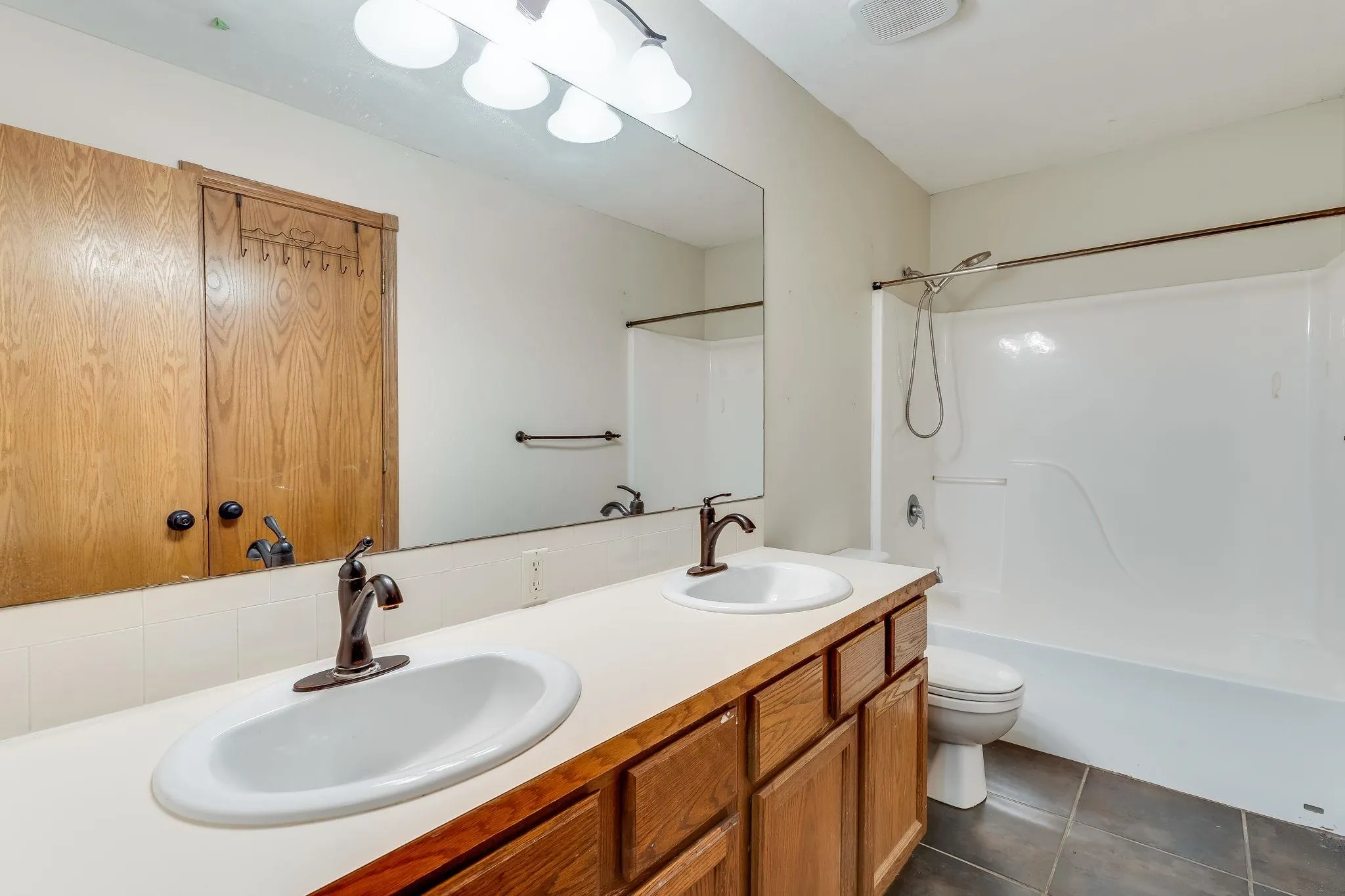 Wichita, Kansas 67209, United States, 4 Bedrooms Bedrooms, ,2 BathroomsBathrooms,Residential,Active,233934