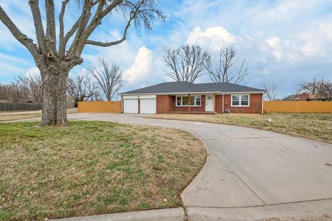 Photo of 400 S Arapaho St, Wichita, KS 67209 (MLS # 669276)