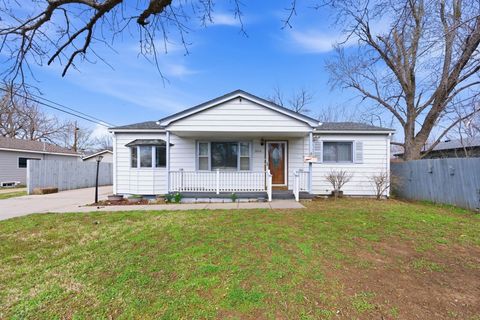 Photo of 2016 E Sunrise Dr, Wichita, KS 67216 (MLS # 669617)