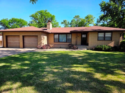 Homes For Sale - 902 E 4th St<br/> Newton, KS 67114