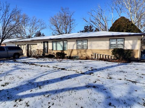 Homes For Sale - 904 W 23rd Ave<br/> Hutchinson, KS 67502