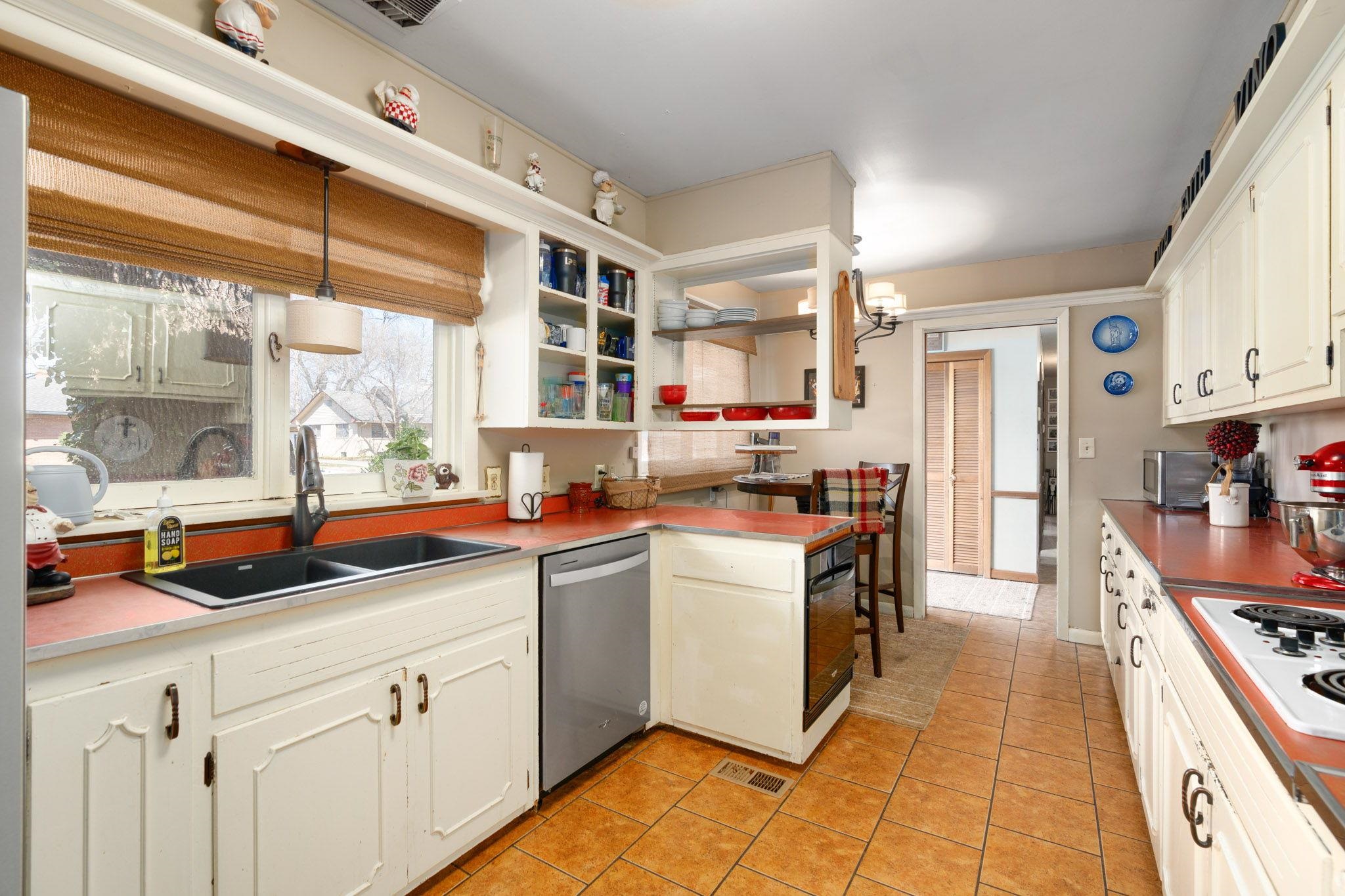 Wichita, Kansas 67208, United States, 3 Bedrooms Bedrooms, ,2 BathroomsBathrooms,Residential,Pending,62444