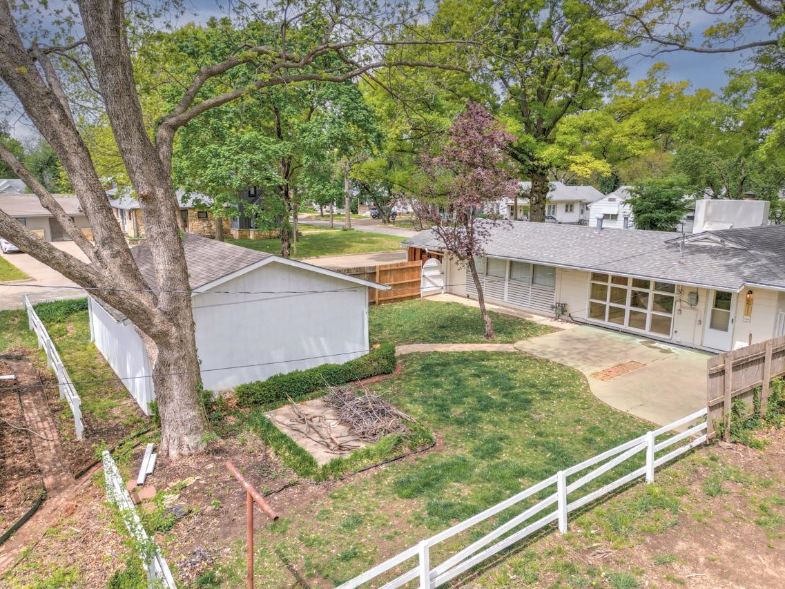 1005 E 15th Ave, Winfield, Kansas image 2
