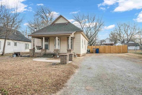 Homes For Sale - 222 N Tracy St<br/> Clearwater, KS 67026