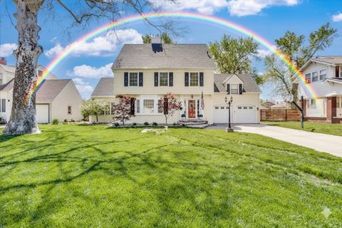 Homes For Sale - 9 Crescent Blvd<br/> Hutchinson, KS 67502