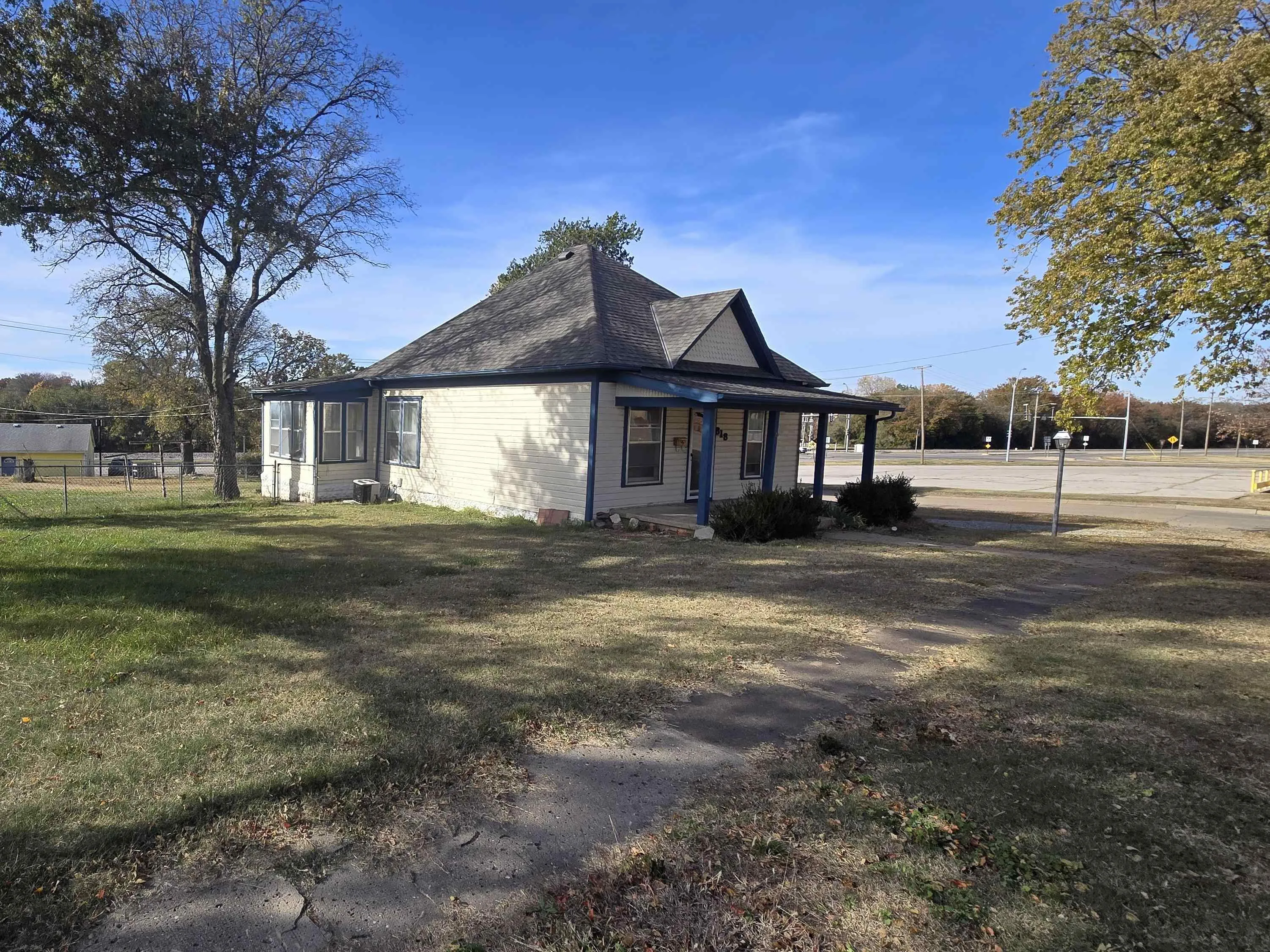 Wellington, Kansas 67152, United States, 3 Bedrooms Bedrooms, ,1 BathroomBathrooms,Residential,Pending,246823