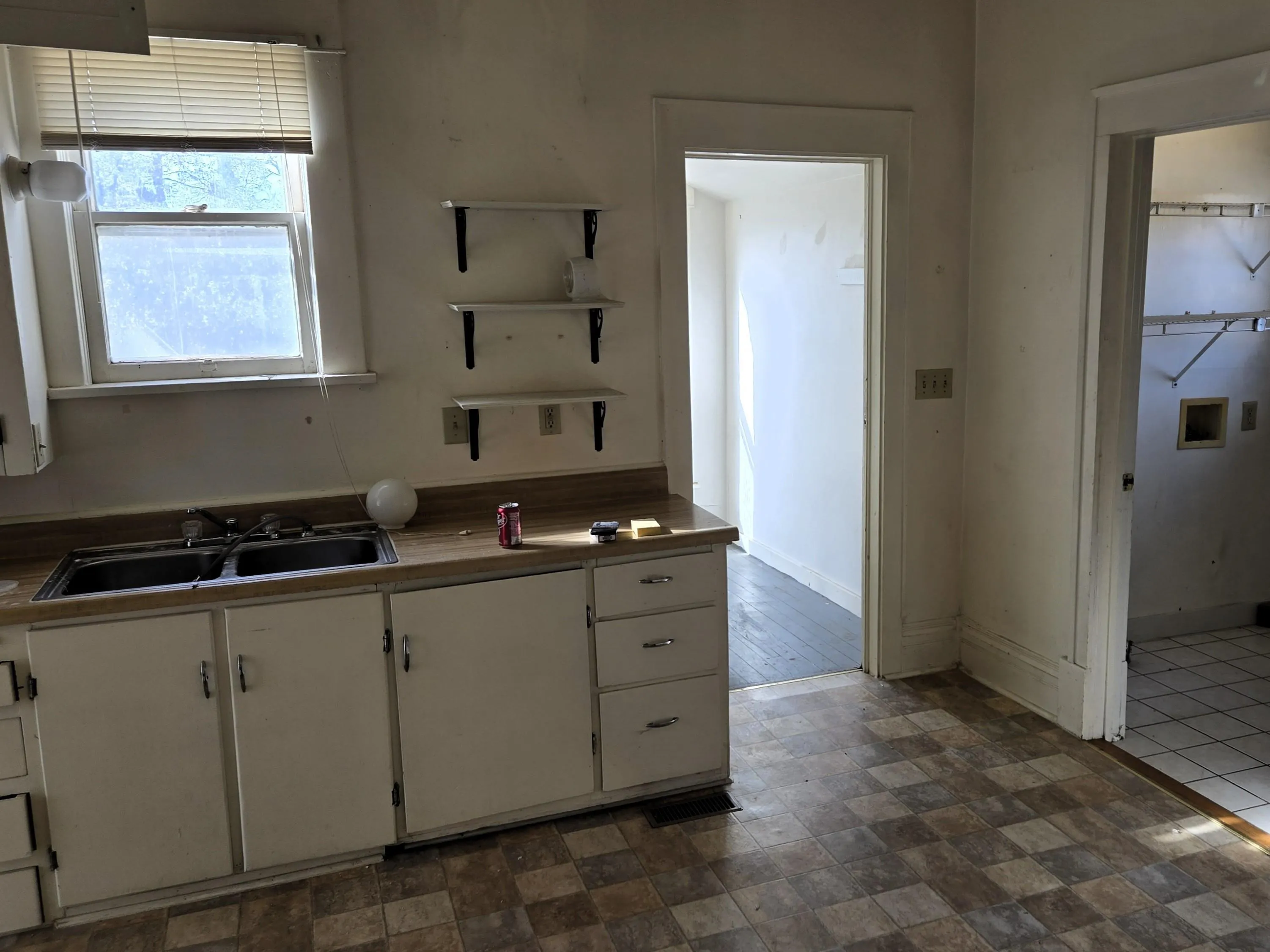 Wellington, Kansas 67152, United States, 3 Bedrooms Bedrooms, ,1 BathroomBathrooms,Residential,Pending,246823