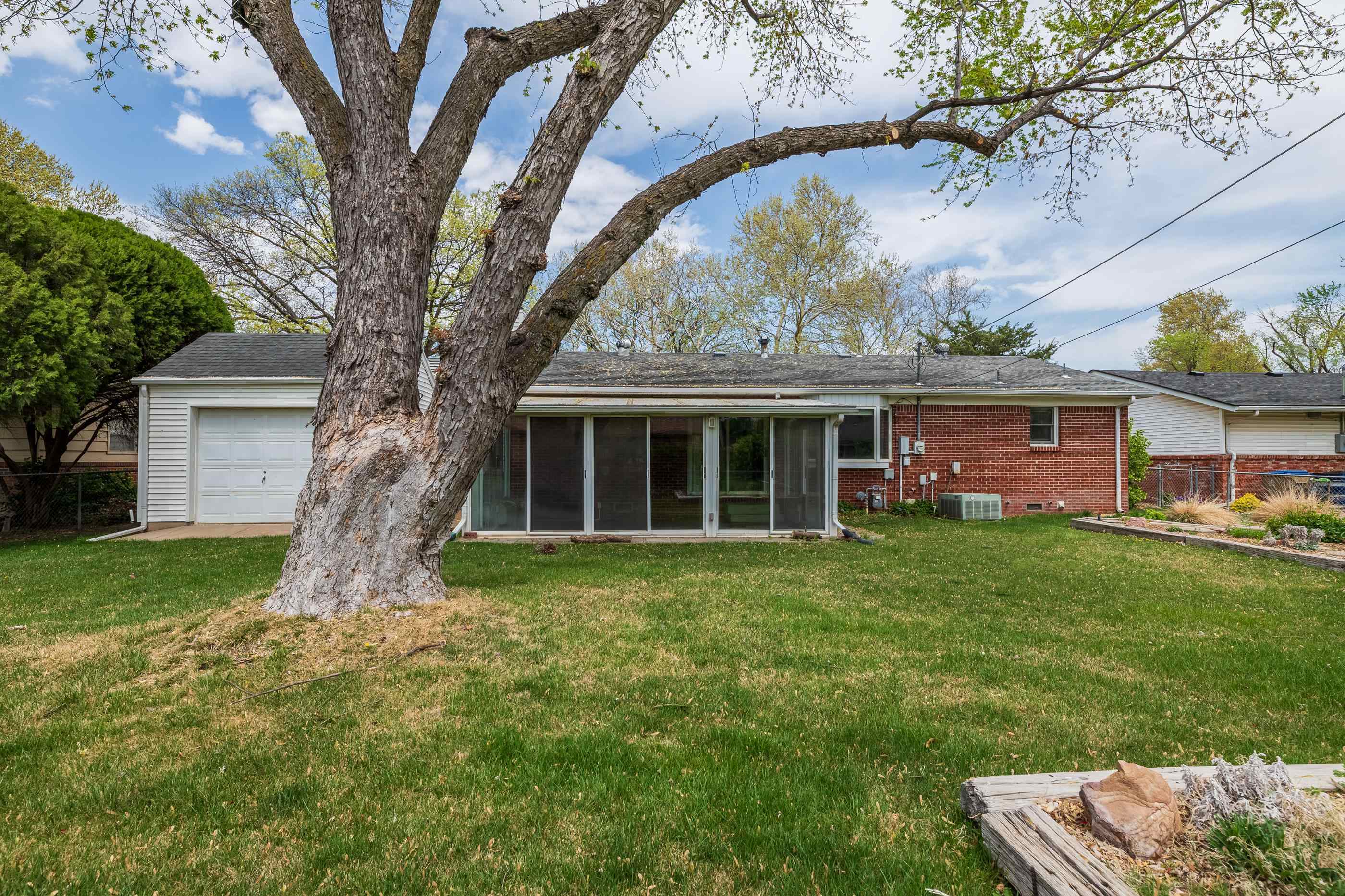 9201 W Hickory Ln, Wichita, Kansas image 25