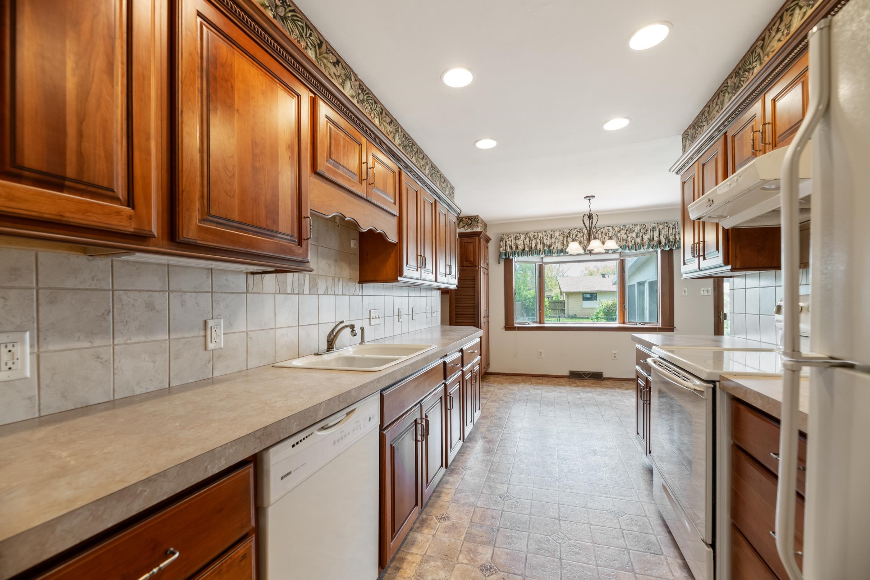 9201 W Hickory Ln, Wichita, Kansas image 9
