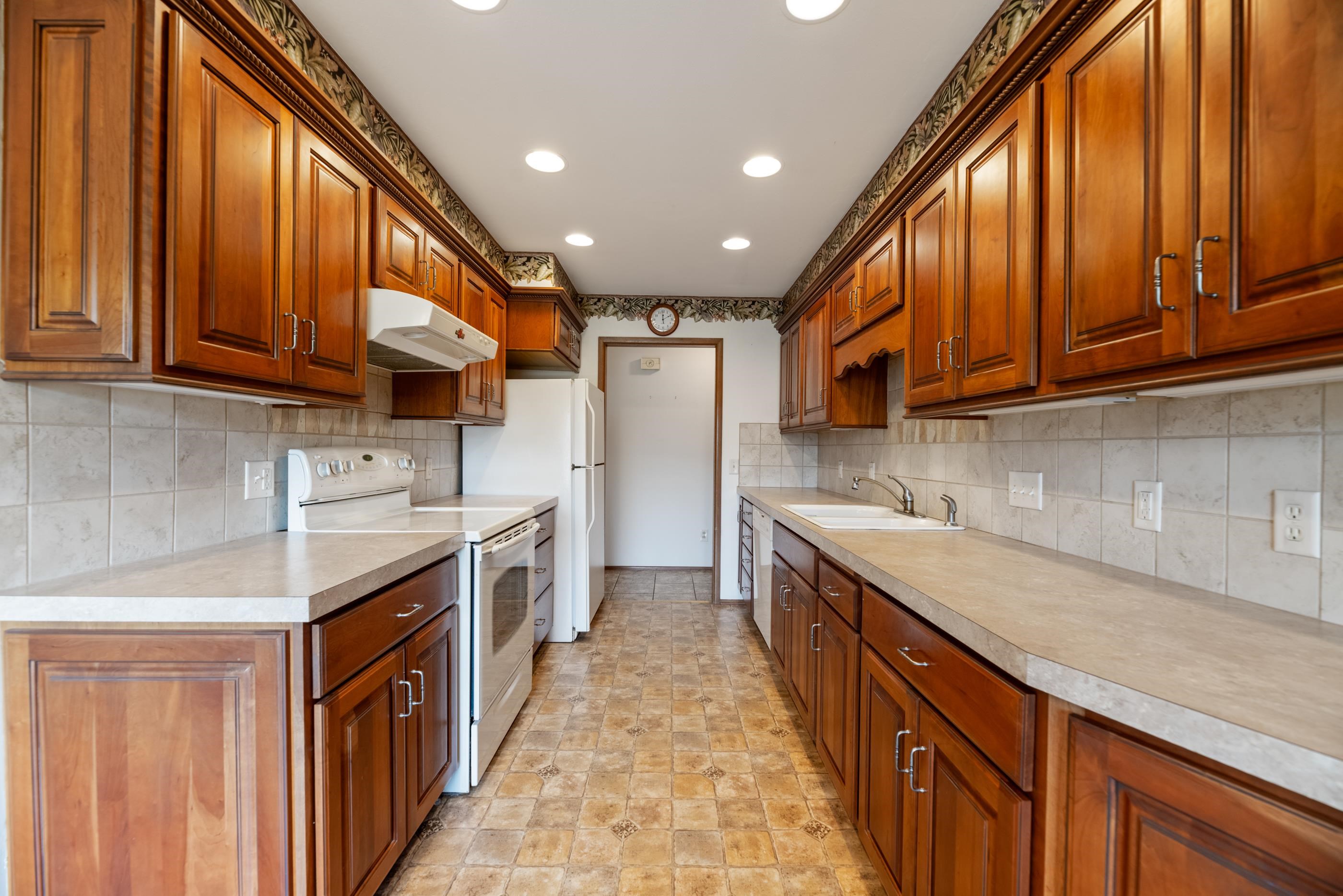 9201 W Hickory Ln, Wichita, Kansas image 8