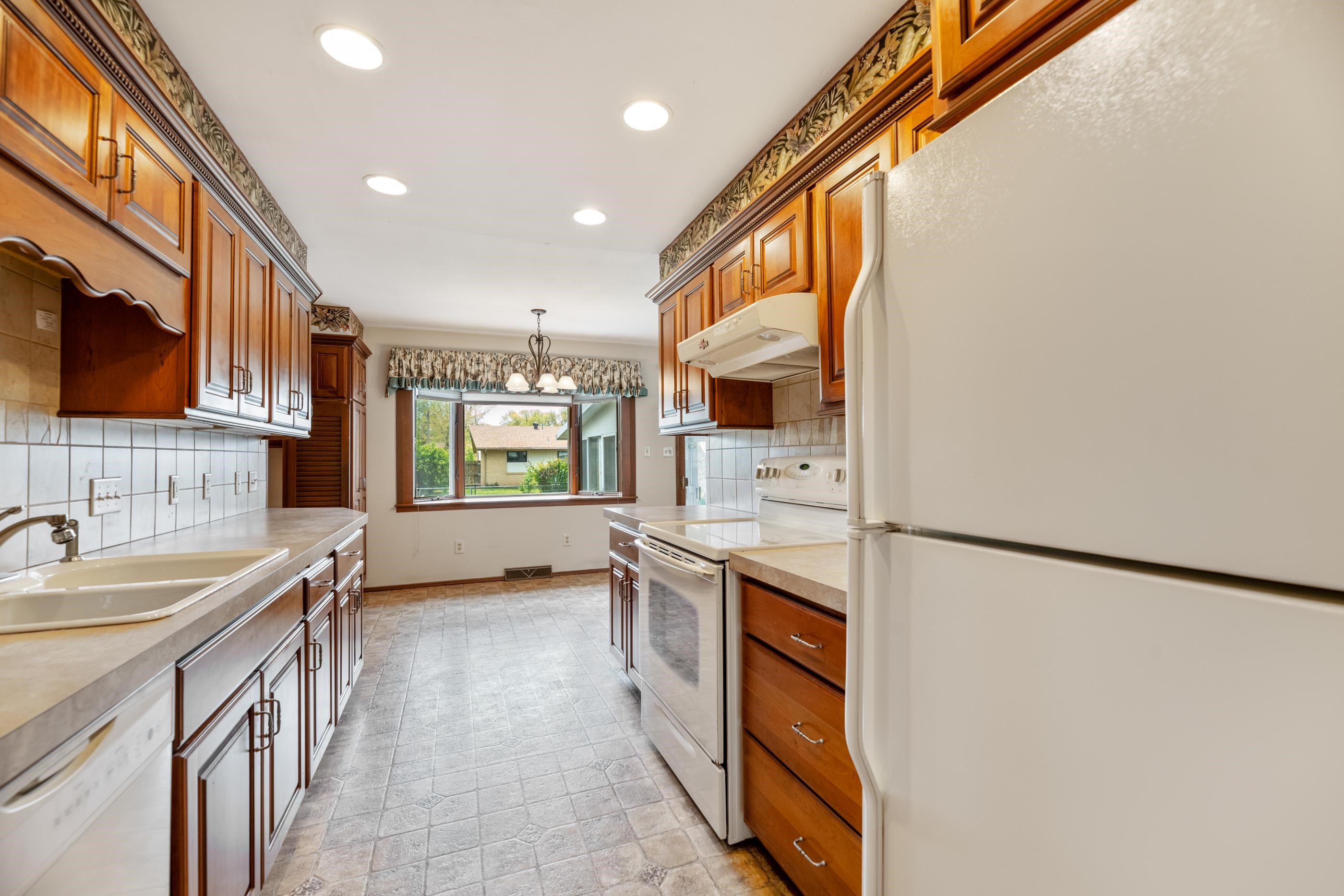 9201 W Hickory Ln, Wichita, Kansas image 10