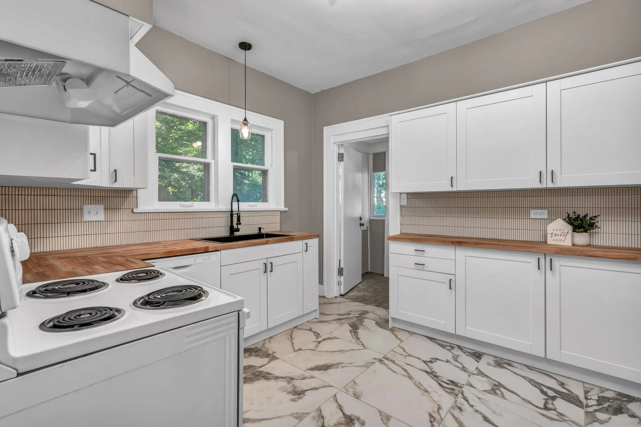 Wichita, Kansas 67214, United States, 3 Bedrooms Bedrooms, ,1 BathroomBathrooms,Residential,Pending,54962