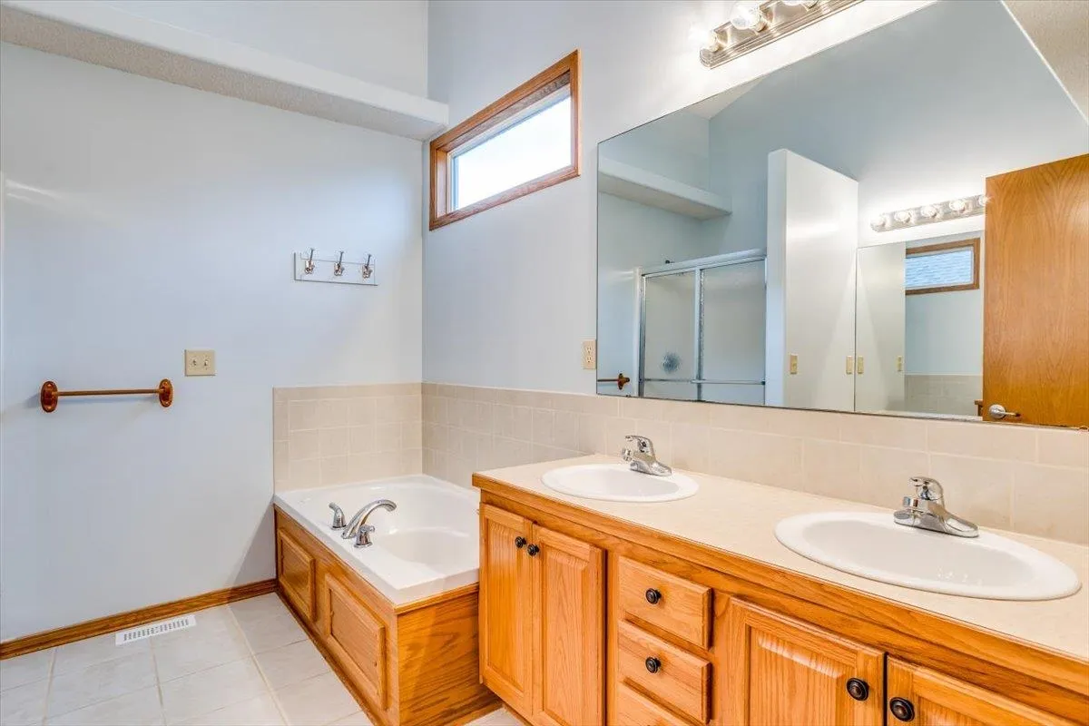 Derby, Kansas 67037, United States, 4 Bedrooms Bedrooms, ,3 BathroomsBathrooms,Residential,Pending,47416