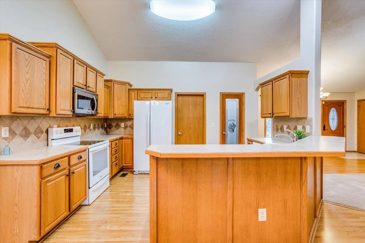 Derby, Kansas 67037, United States, 4 Bedrooms Bedrooms, ,3 BathroomsBathrooms,Residential,Pending,47416