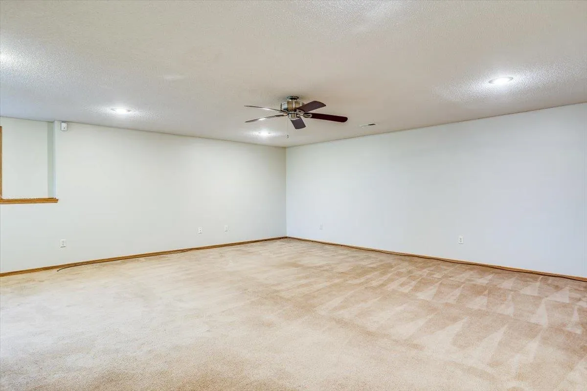 Derby, Kansas 67037, United States, 4 Bedrooms Bedrooms, ,3 BathroomsBathrooms,Residential,Pending,47416