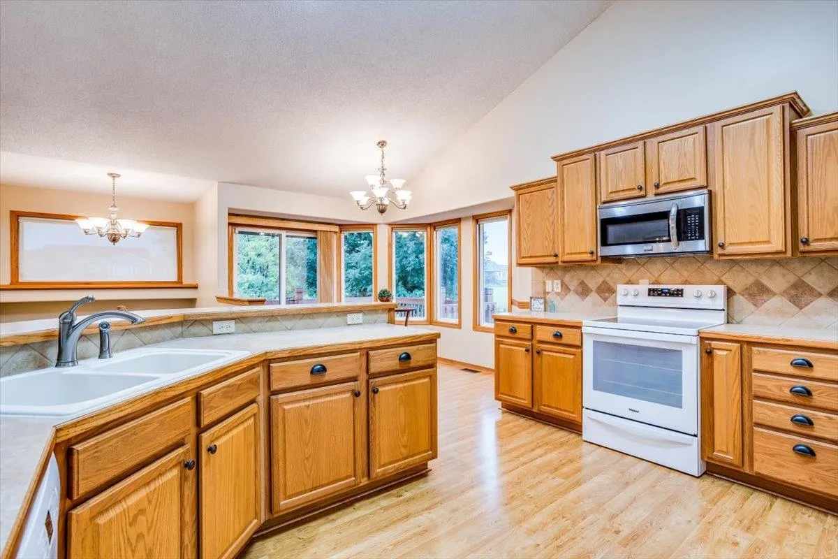 Derby, Kansas 67037, United States, 4 Bedrooms Bedrooms, ,3 BathroomsBathrooms,Residential,Pending,47416