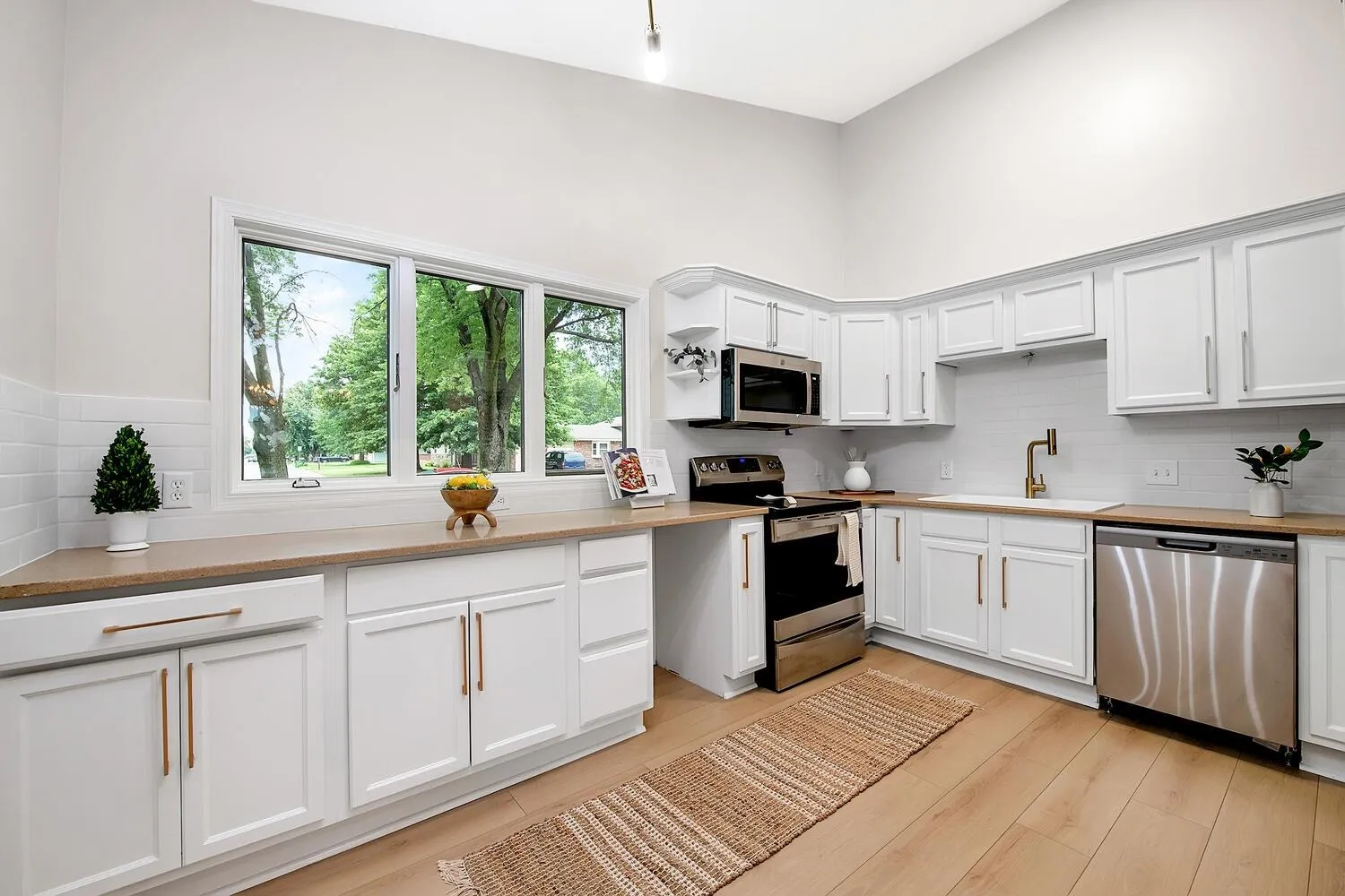 Haysville, Kansas 67060, United States, 3 Bedrooms Bedrooms, ,2 BathroomsBathrooms,Residential,Pending,143285