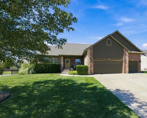 Homes For Sale - 521 S Creekside Ct<br/> Derby, KS 67037