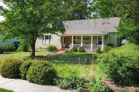 Homes For Sale - 308 E 2nd St<br/> Newton, KS 67114