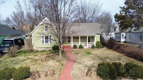 Homes For Sale - 308 E 2nd St<br/> Newton, KS 67114