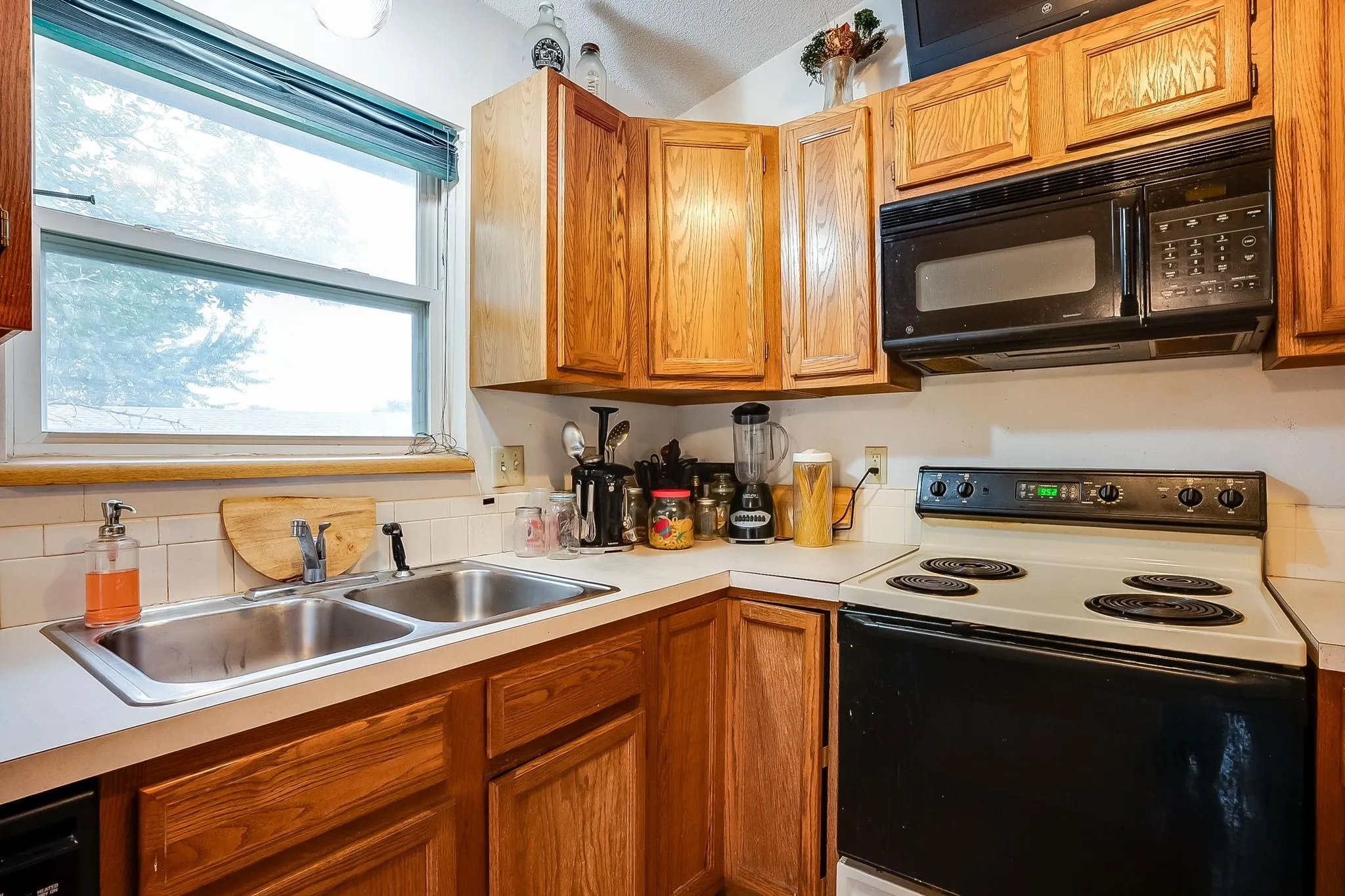 Wichita, Kansas 67209, United States, 3 Bedrooms Bedrooms, ,2 BathroomsBathrooms,Residential,Active,216896