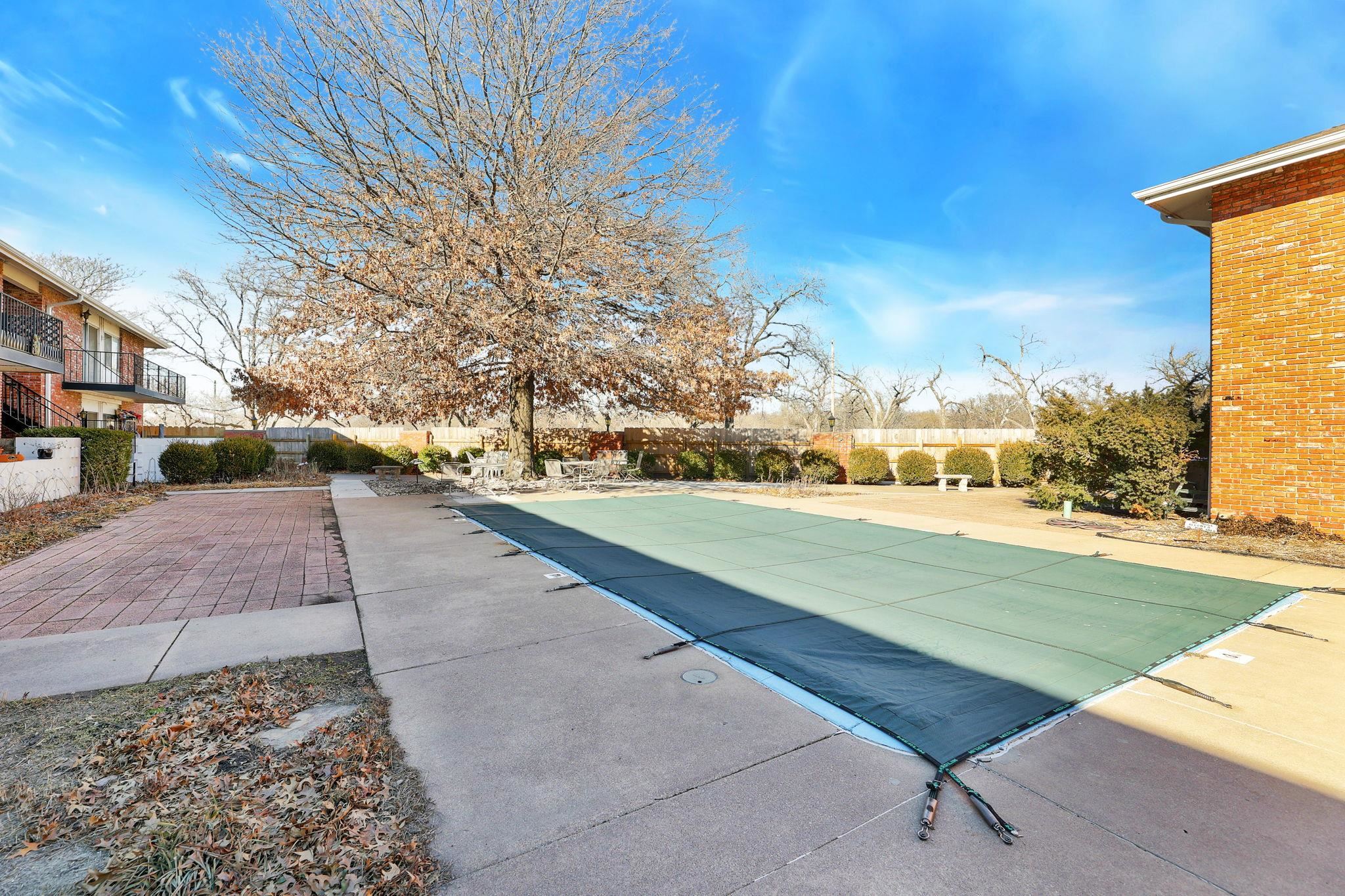 Wichita, Kansas 67203, United States, 2 Bedrooms Bedrooms, ,1 BathroomBathrooms,Residential,Pending,65539