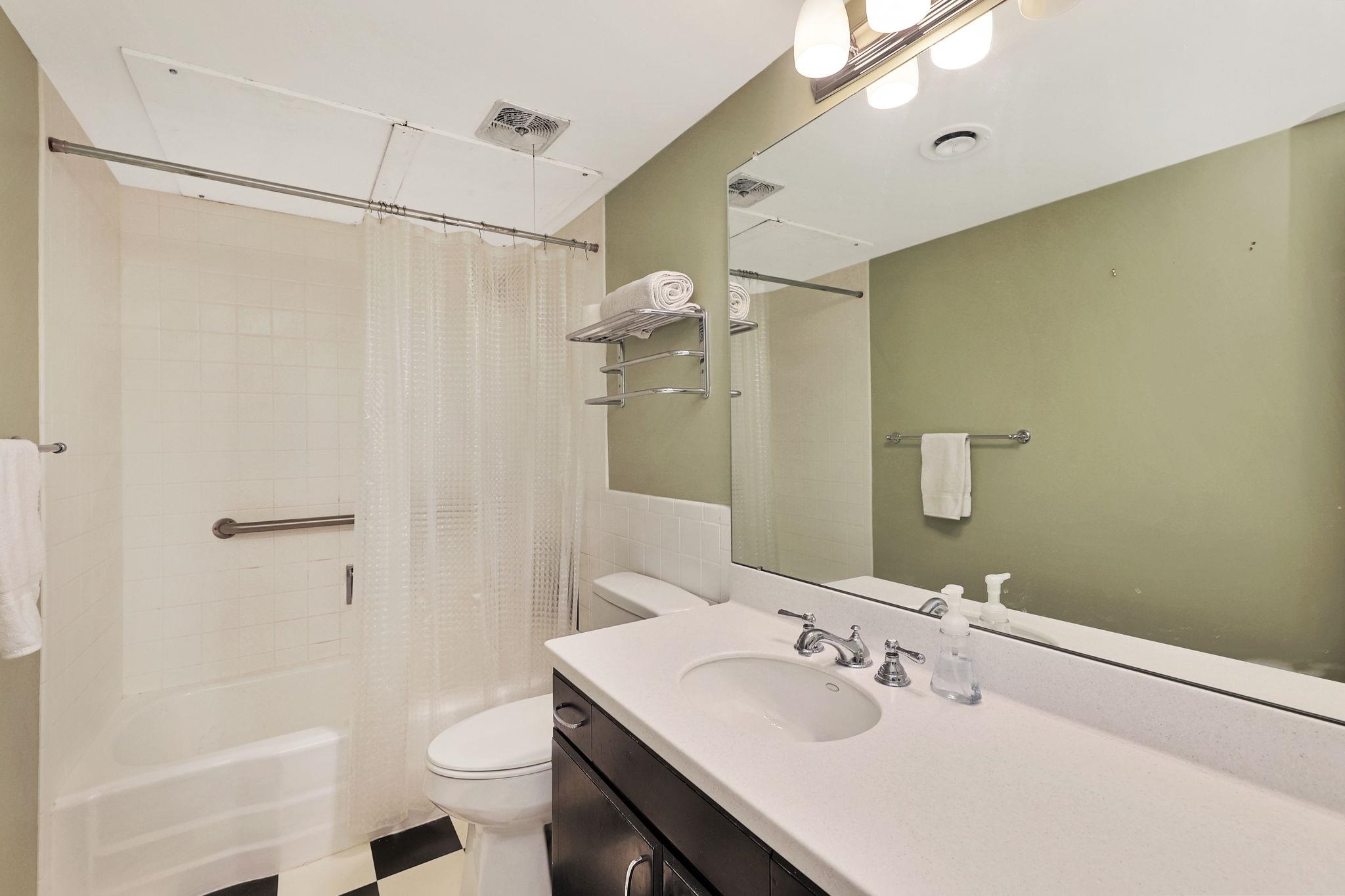 Wichita, Kansas 67203, United States, 2 Bedrooms Bedrooms, ,1 BathroomBathrooms,Residential,Pending,65539