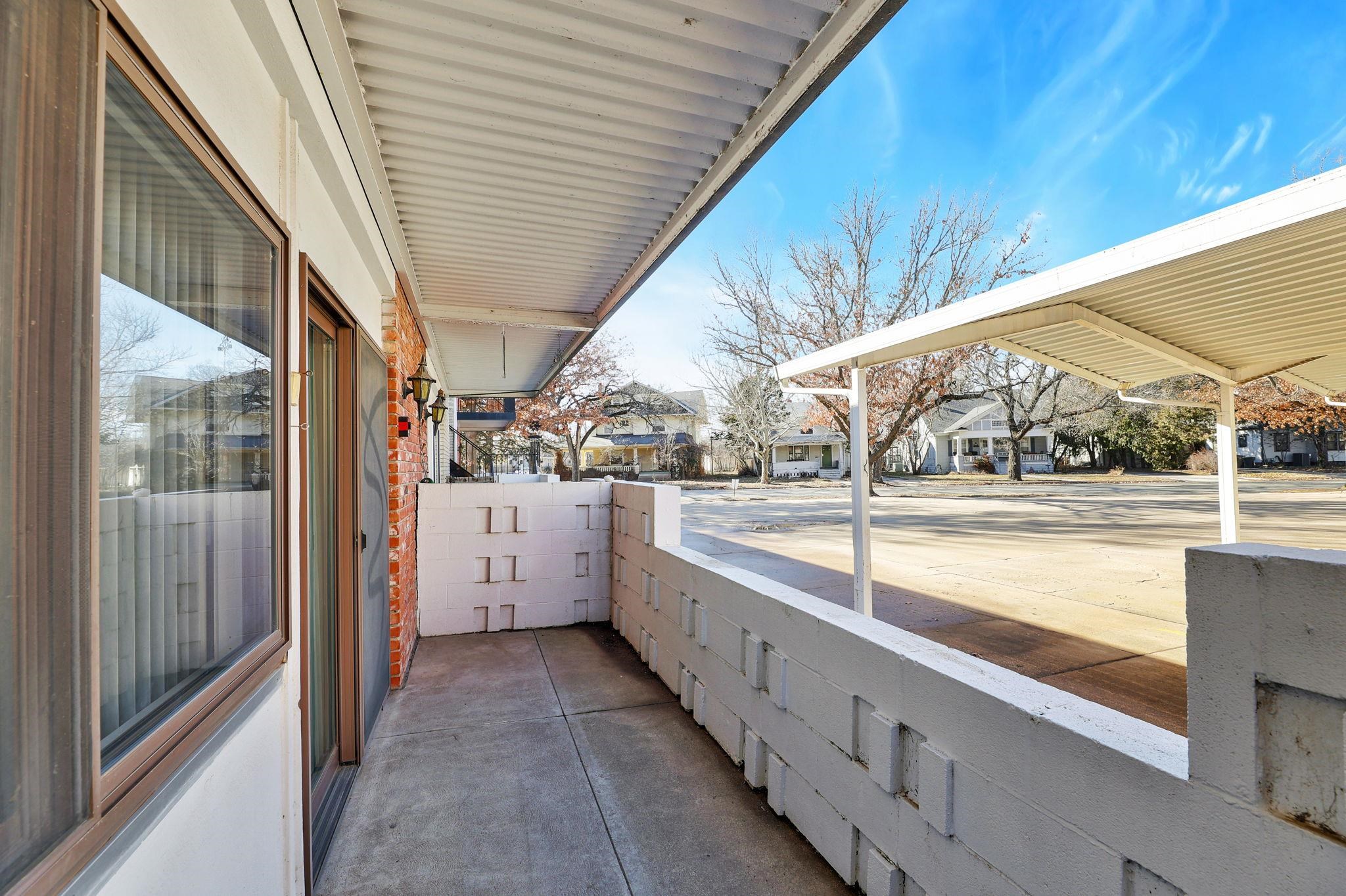 Wichita, Kansas 67203, United States, 2 Bedrooms Bedrooms, ,1 BathroomBathrooms,Residential,Pending,65539