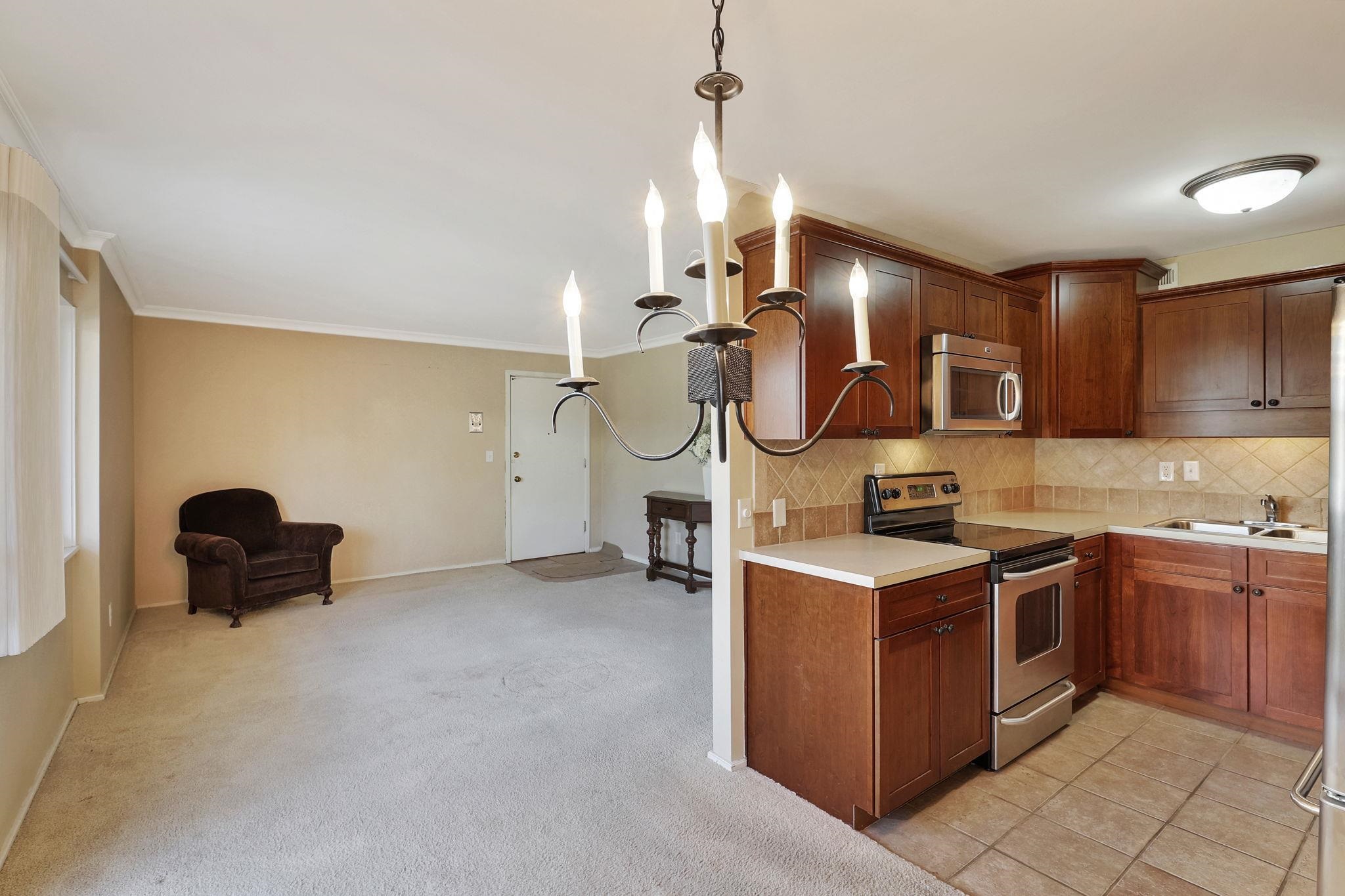 Wichita, Kansas 67203, United States, 2 Bedrooms Bedrooms, ,1 BathroomBathrooms,Residential,Pending,65539