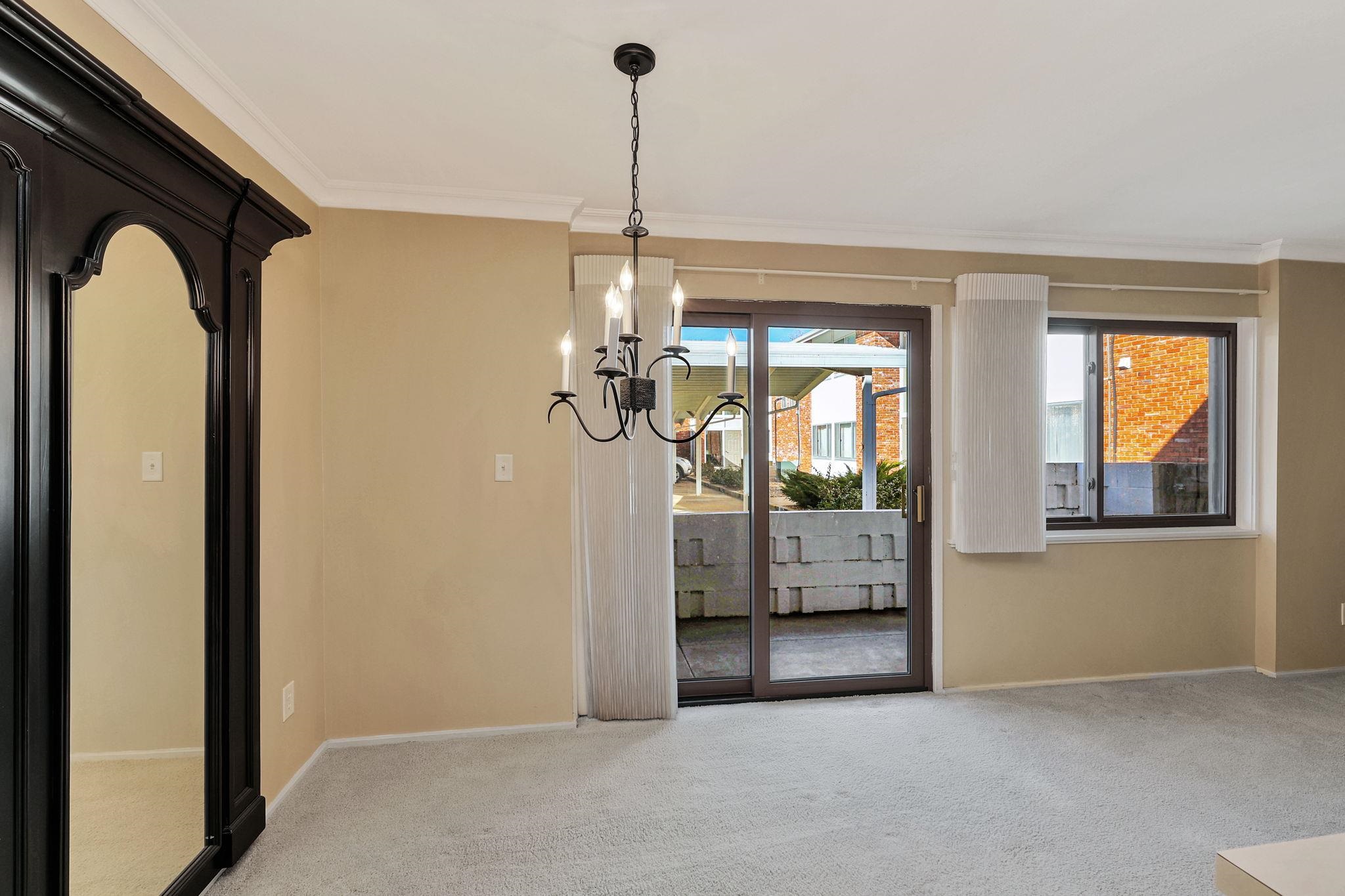 Wichita, Kansas 67203, United States, 2 Bedrooms Bedrooms, ,1 BathroomBathrooms,Residential,Pending,65539