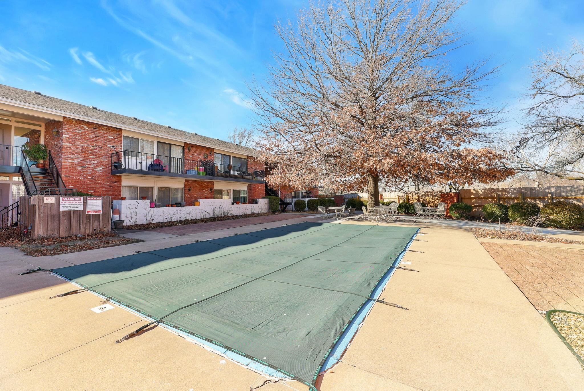 Wichita, Kansas 67203, United States, 2 Bedrooms Bedrooms, ,1 BathroomBathrooms,Residential,Pending,65539