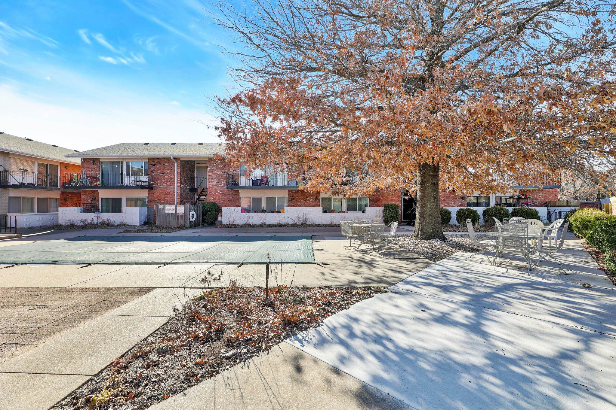 Wichita, Kansas 67203, United States, 2 Bedrooms Bedrooms, ,1 BathroomBathrooms,Residential,Pending,65539