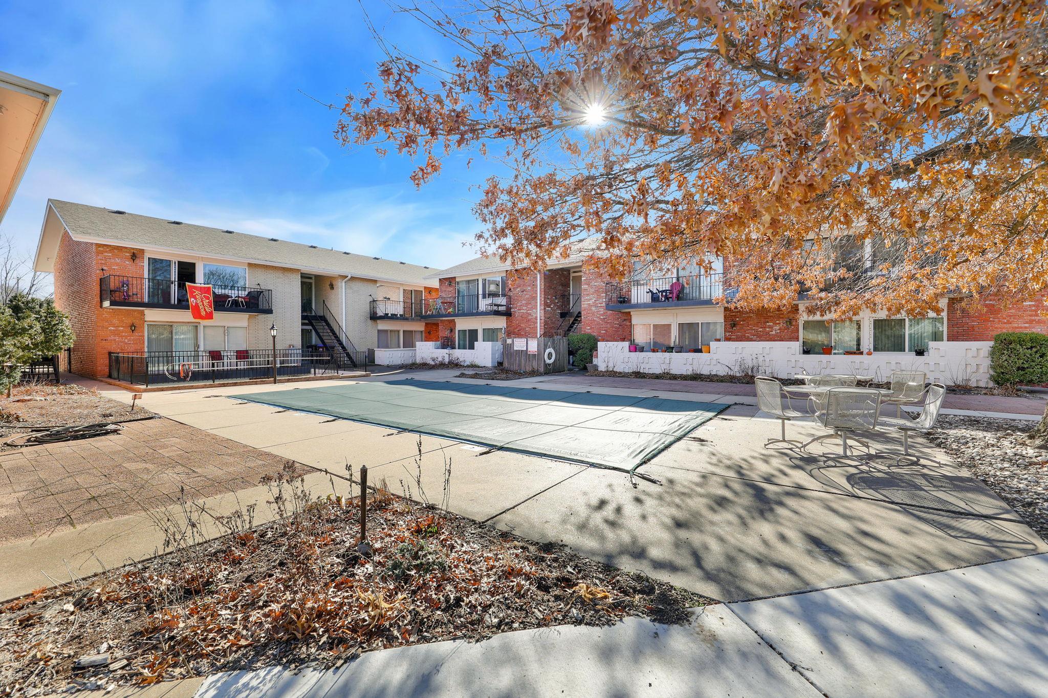 Wichita, Kansas 67203, United States, 2 Bedrooms Bedrooms, ,1 BathroomBathrooms,Residential,Pending,65539