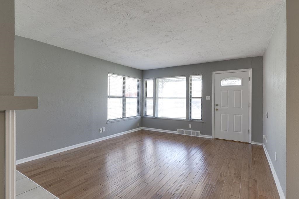 Wichita, Kansas 67208, United States, 3 Bedrooms Bedrooms, ,1 BathroomBathrooms,Residential,Pending,62048