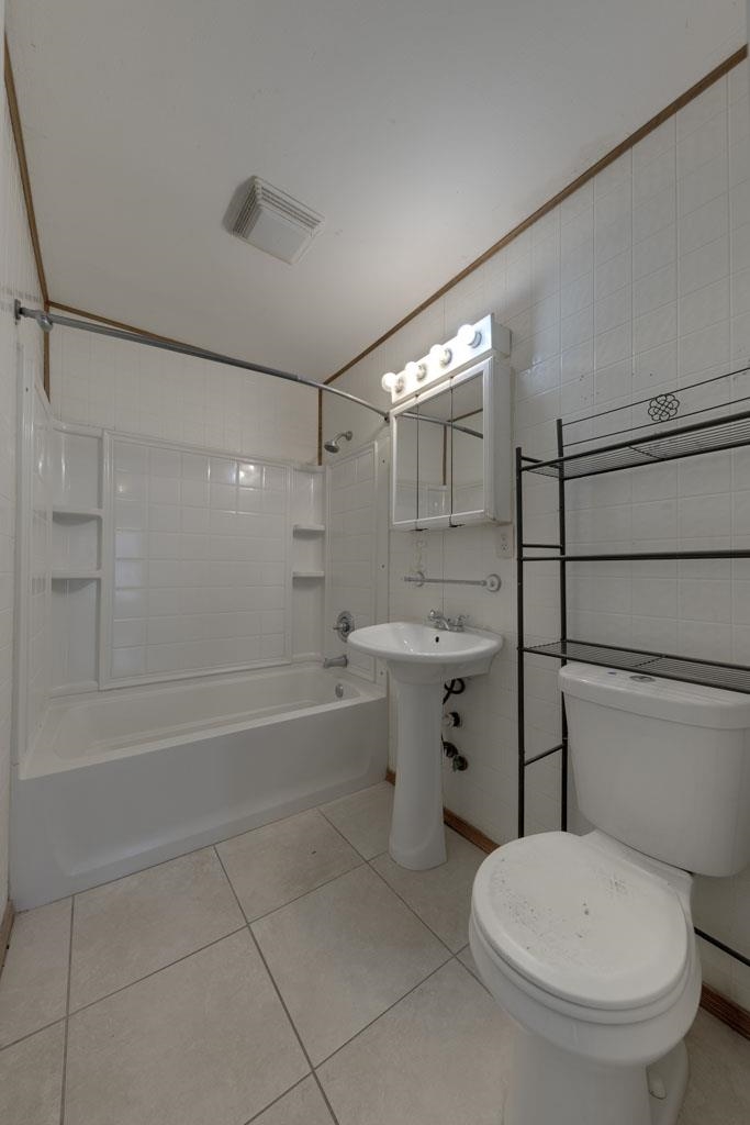 Wichita, Kansas 67208, United States, 3 Bedrooms Bedrooms, ,1 BathroomBathrooms,Residential,Pending,62048