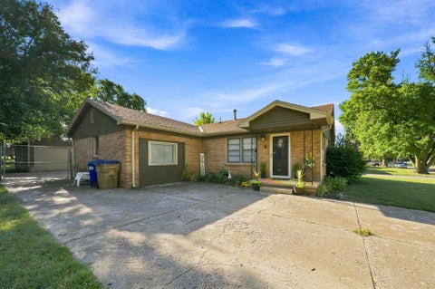 Homes For Sale - 1220 N Lakeview Drive<br/> Derby, KS 67037